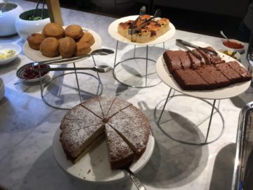 qantas london lounge londonheathrow kuchen