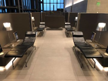 qatar airways al mourjan business class lounge liegen nebeneinander