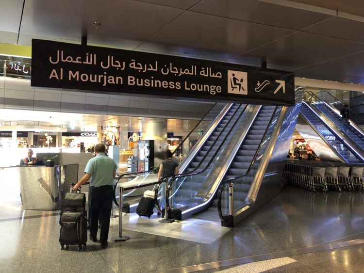 qatar airways al mourjan business class lounge rolltreppe