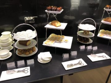 qatar airways al mourjan business class lounge snacks