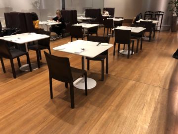 qatar airways al mourjan business class lounge tische restaurant
