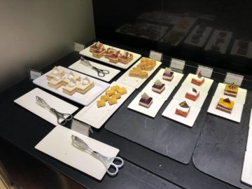 qatar airways al mourjan business class lounge toertchen