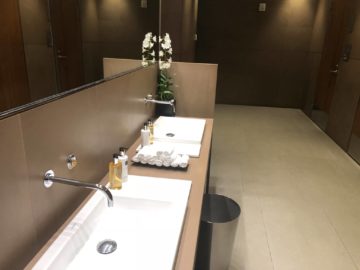 qatar airways al mourjan business class lounge waschbereich