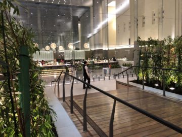 qatar airways al mourjan business class lounge weg zum hinteren teil