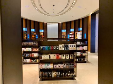 qatar airways al safwa first class lounge doha duty free shop 2