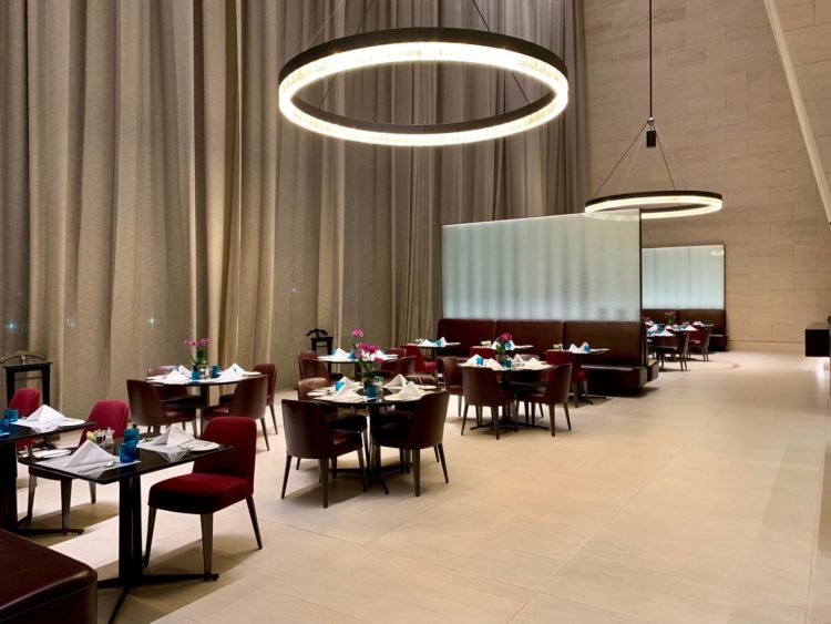 qatar airways al safwa first class lounge doha essbereich 1