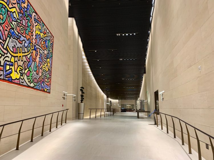 Qatar Airways Al Safwa First Class Lounge Keith Haring Bild