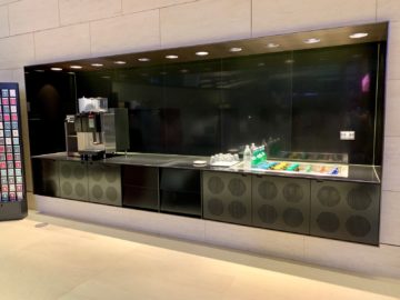 qatar airways al safwa first class lounge doha getraenkestation