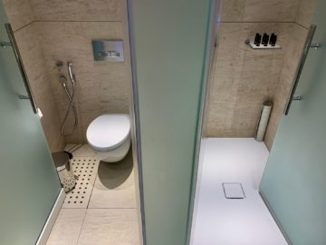 qatar airways al safwa first class lounge doha hotelzimmer dusche 1