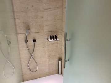 qatar airways al safwa first class lounge doha hotelzimmer dusche 2
