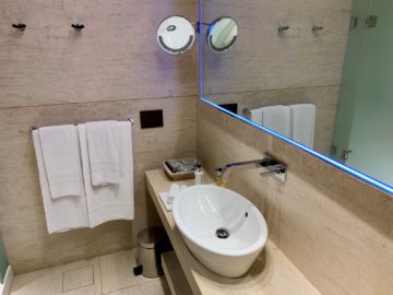 qatar airways al safwa first class lounge doha hotelzimmer waschbecken