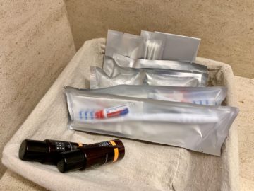 qatar airways al safwa first class lounge doha hotelzimmer zahnbuerste 1