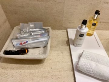 qatar airways al safwa first class lounge doha hotelzimmer zahnbuerste 2