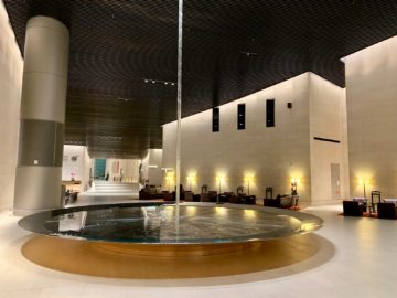 qatar airways al safwa first class lounge doha lobby wasserbecken 1