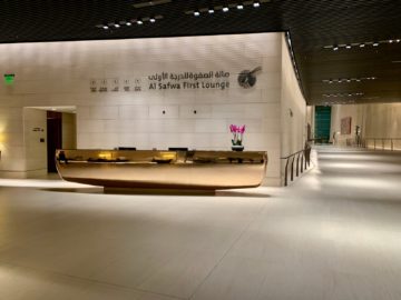 qatar airways al safwa first class lounge doha rezeption