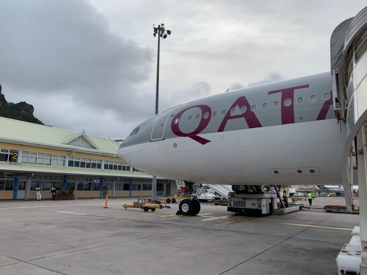 qatar airways boeing 777 flugzeug mahe airport