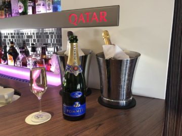 qatar airways business class a380 champagnerflasche