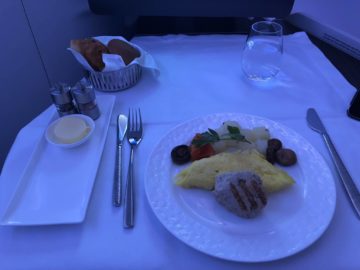 qatar airways business class a380 fruehstueck