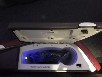 qatar airways business class a380 staufach kopfhoerer