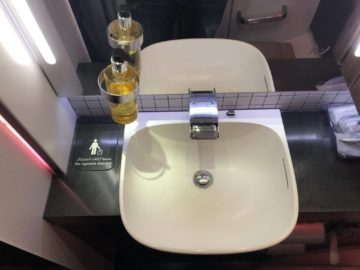 qatar airways business class a380 waschbecken