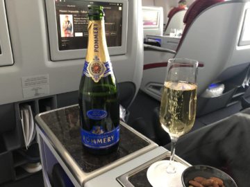 qatar airways business class boeing 777 200lr champagner nuesse