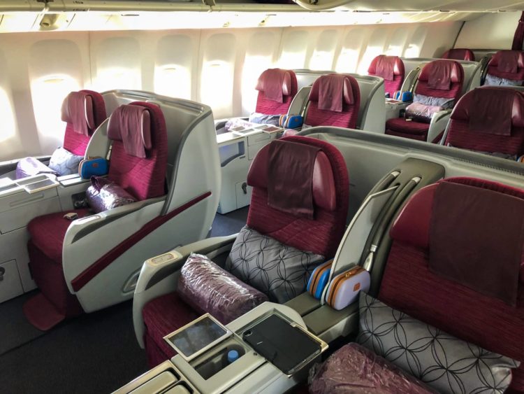 qatar airways business class boeing 777 200lr kabine vorne