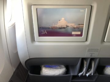 qatar airways business class boeing 777 200lr monitor staufach