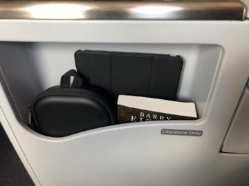qatar airways business class boeing 777 200lr stauraum rechts