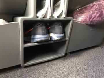 qatar airways business class boeing 777 200lr stauraum schuhe