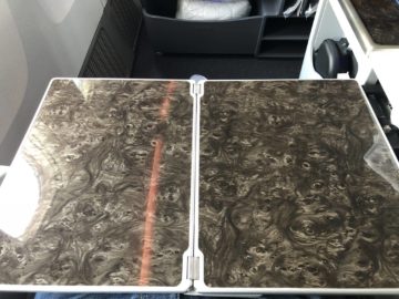 qatar airways business class boeing 777 200lr tisch ausgeklappt