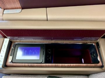 qatar airways first class a380 staufach 2
