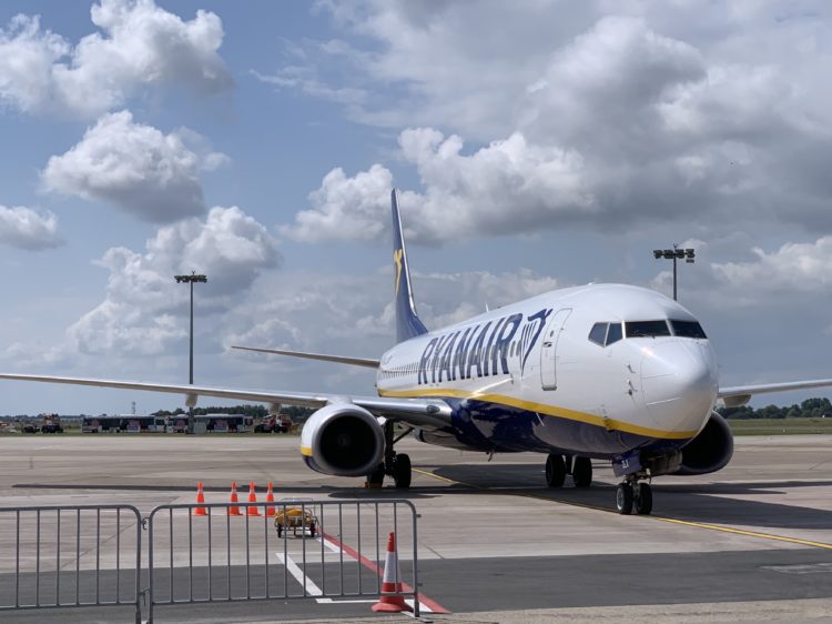 ryanair boeing 737 flugzeug bremen flughafen 2