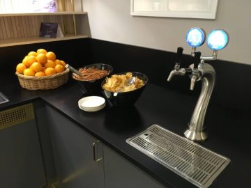 sas gold lounge stockholm snacks zapfhahn