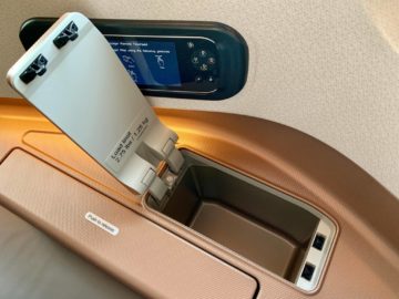 singapore airlines business class a350 900ulr staufach 2