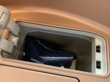 singapore airlines business class a350 900ulr staufach 3