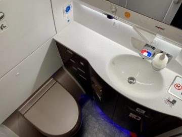 singapore airlines business class a350 900ulr wc 8