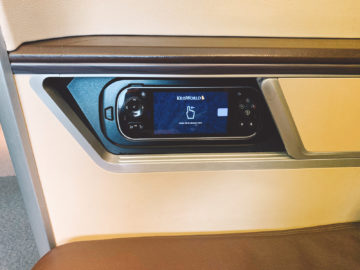 singapore airlines first class 777 300er controller 3