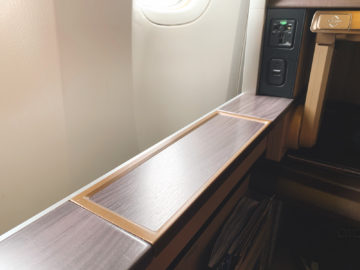 singapore airlines first class 777 300er seitenablage 1