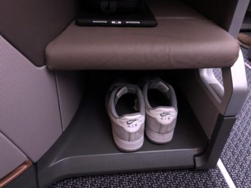 singapore airlines regional business class a350 900 schuhe ablage