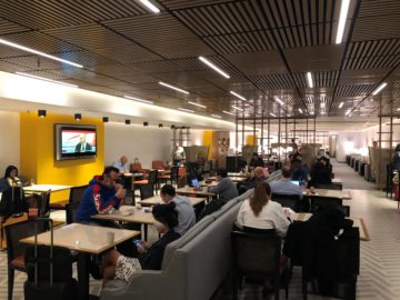 singapore airlines silverkris lounge hong kong blick in die lounge