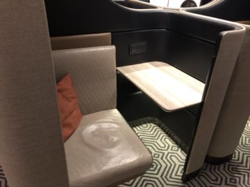 singapore airlines silverkris lounge hong kong einzelkabine