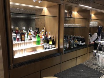 singapore airlines silverkris lounge hong kong hochprozentiger alkohol