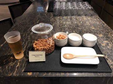 singapore airlines silverkris lounge hong kong nuts