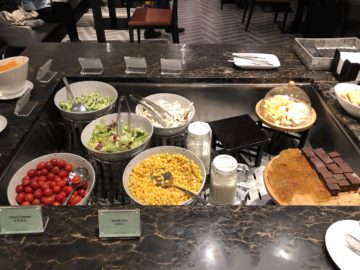 singapore airlines silverkris lounge hong kong salatbar