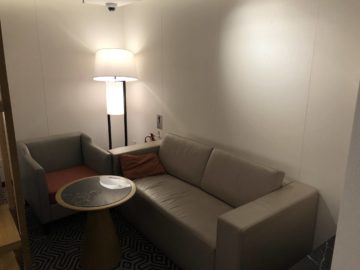 singapore airlines silverkris lounge hong kong sitzekombi ecke