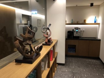 singapore airlines silverkris lounge hong kong skulpturen