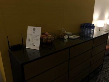 singapore airlines silverkris lounge hong kong wifi wasser