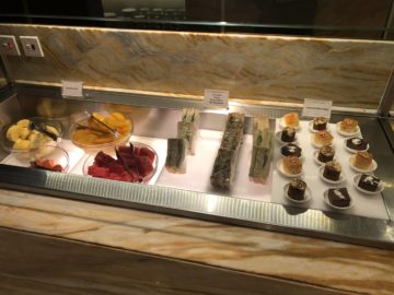 singapore airlines silverkris lounge terminal 2 sweets obst