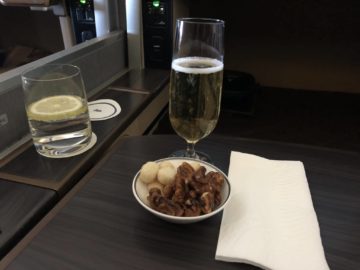 singapore airlines first class 777 champagner nuesse