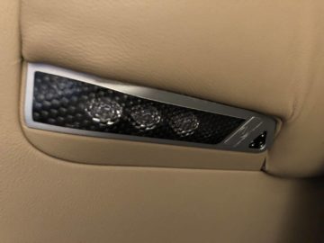 singapore airlines first class 777 separates licht